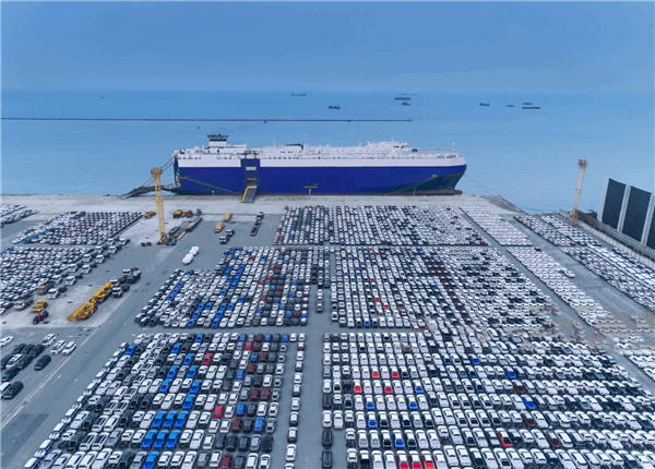 集装箱海运价格低迷，，，，，，，汽车海运价飙涨，，，，，，，滚装船运费暴涨4倍仍缺，，，，，，，上汽、比亚迪接连下单造船，，，，，，，加速出海