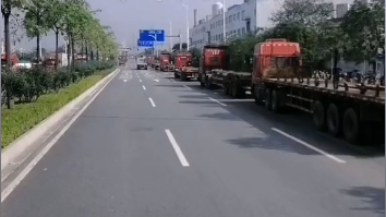 海运价格连跌23周，，，，，，，大量空箱堆积港口！集装箱物流司机提前回老家过年