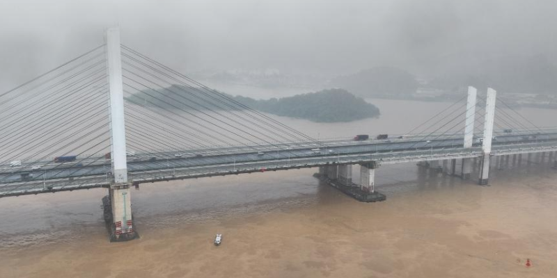 广东佛山九江大桥防撞墩受船舶擦碰，，，，，，，船只沉没